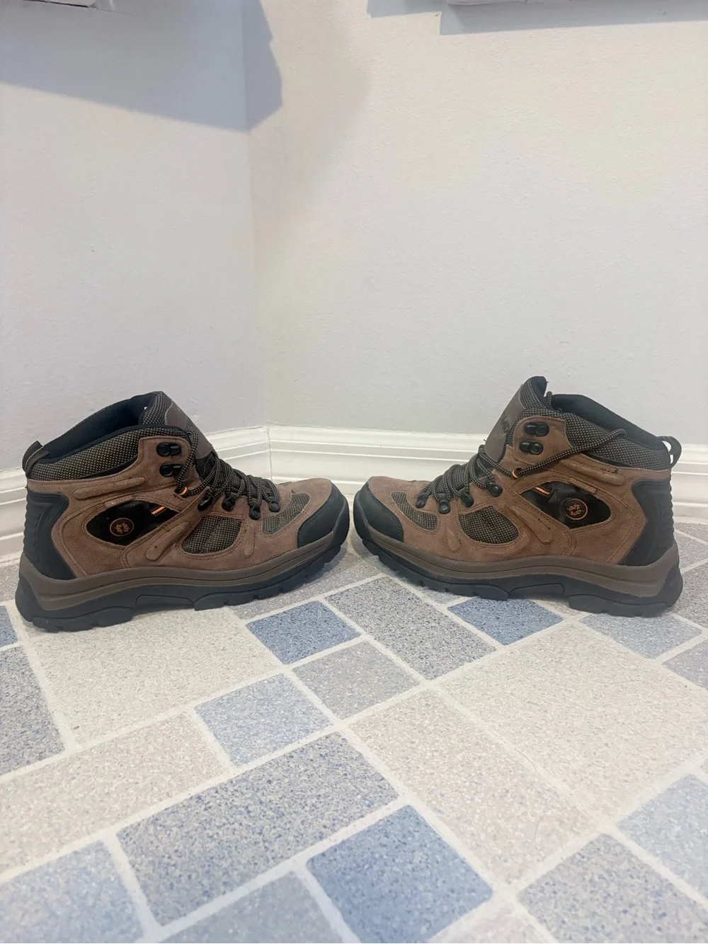 Nevados Men's Brown Suede Hiking Boots - Durable Trail Grip